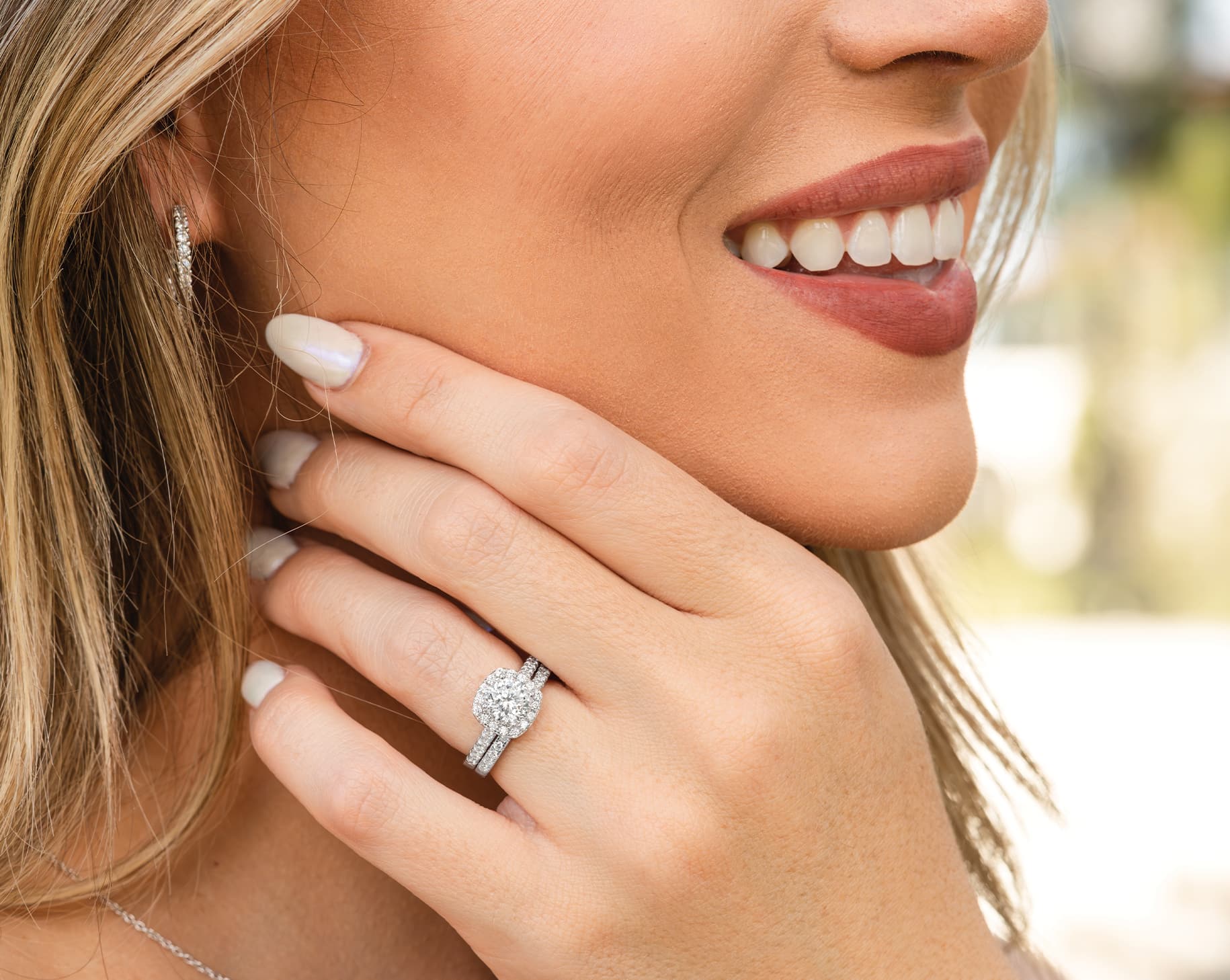 woman wearing silver wedding ring set