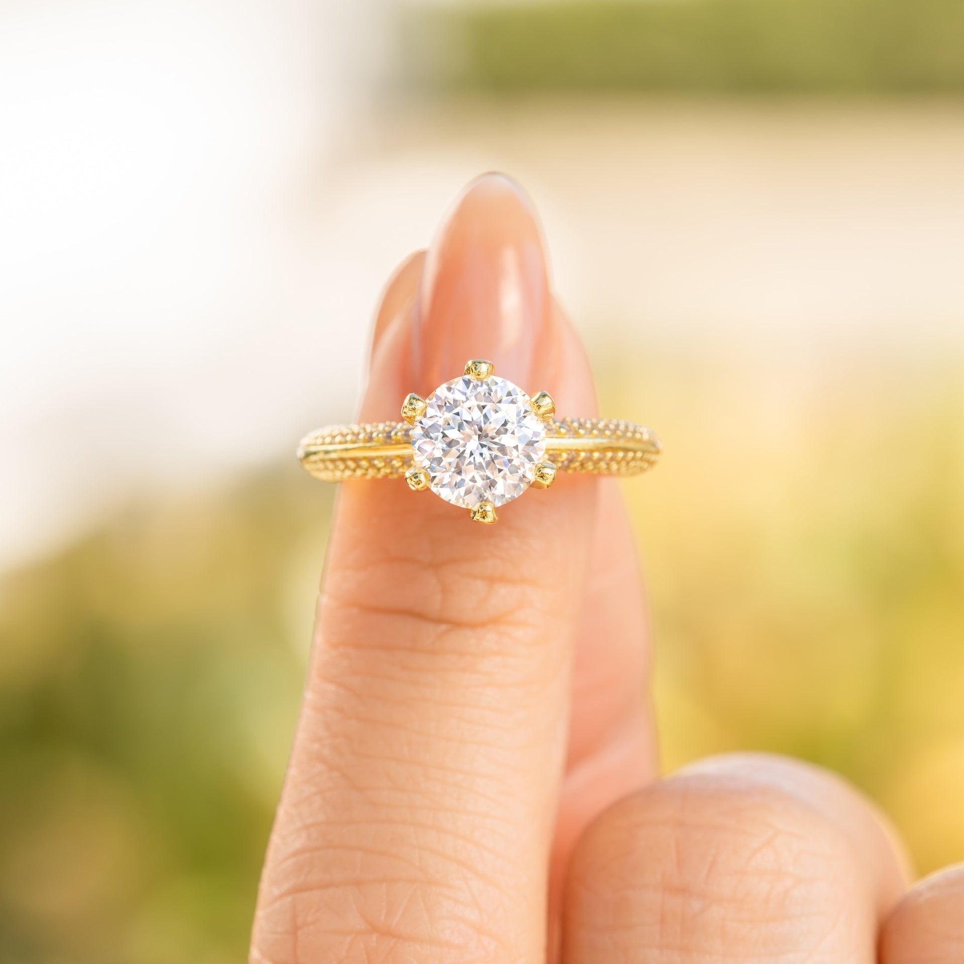 Stunning 2 carat round cut gold engagement ring