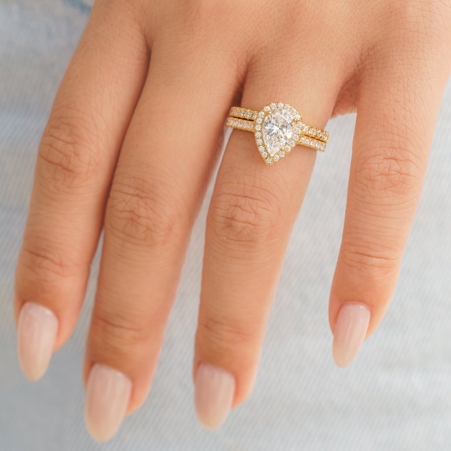 gorgeous gold pear shaped wedding ring set