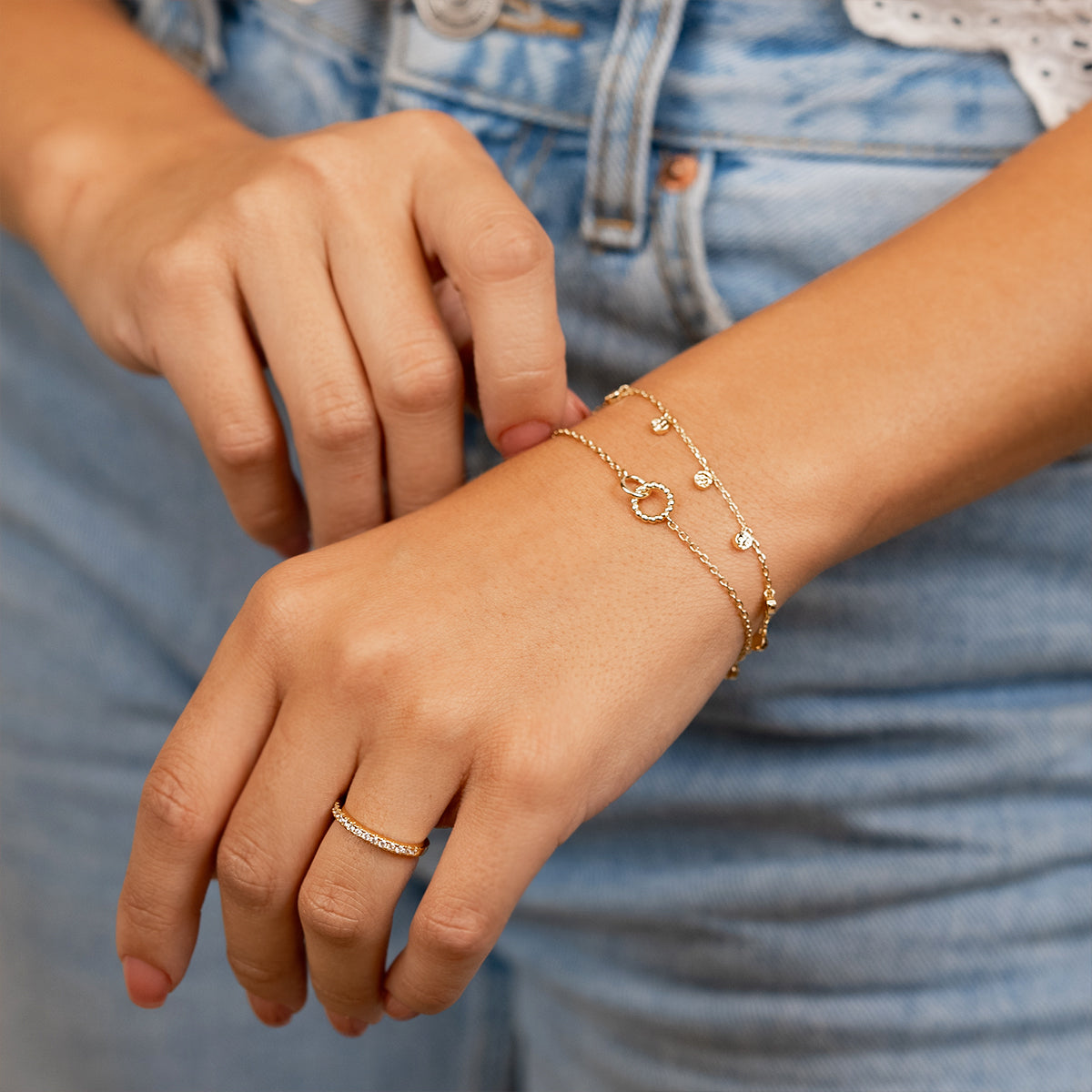 Woman wearing gold chain bracelet