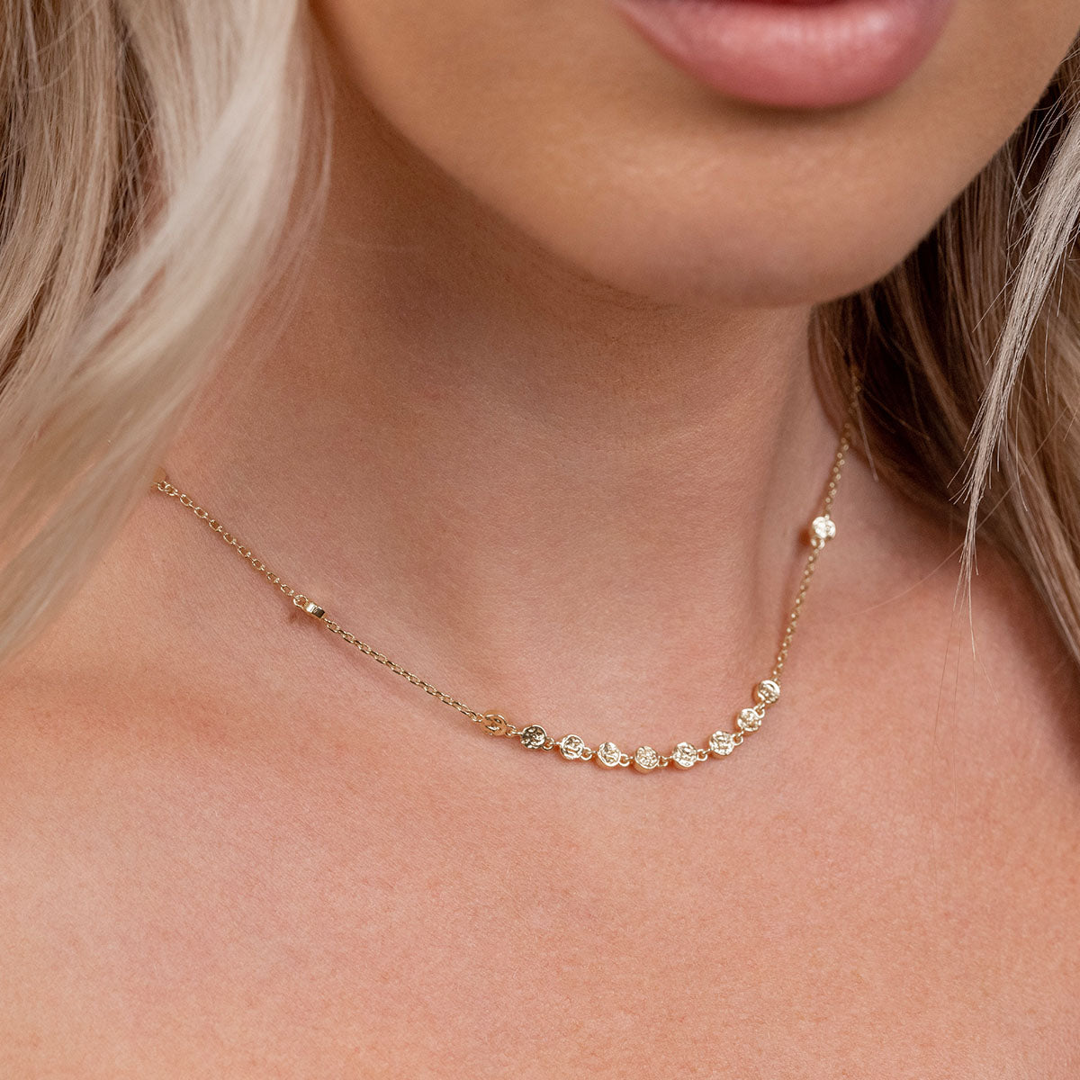 Choker necklace with gold nuggets