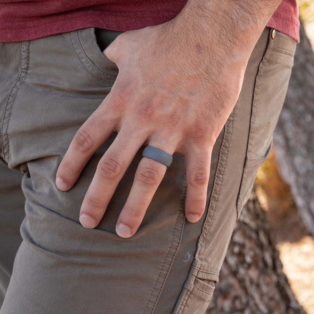 Man wearing a versatile gray silicone wedding ring