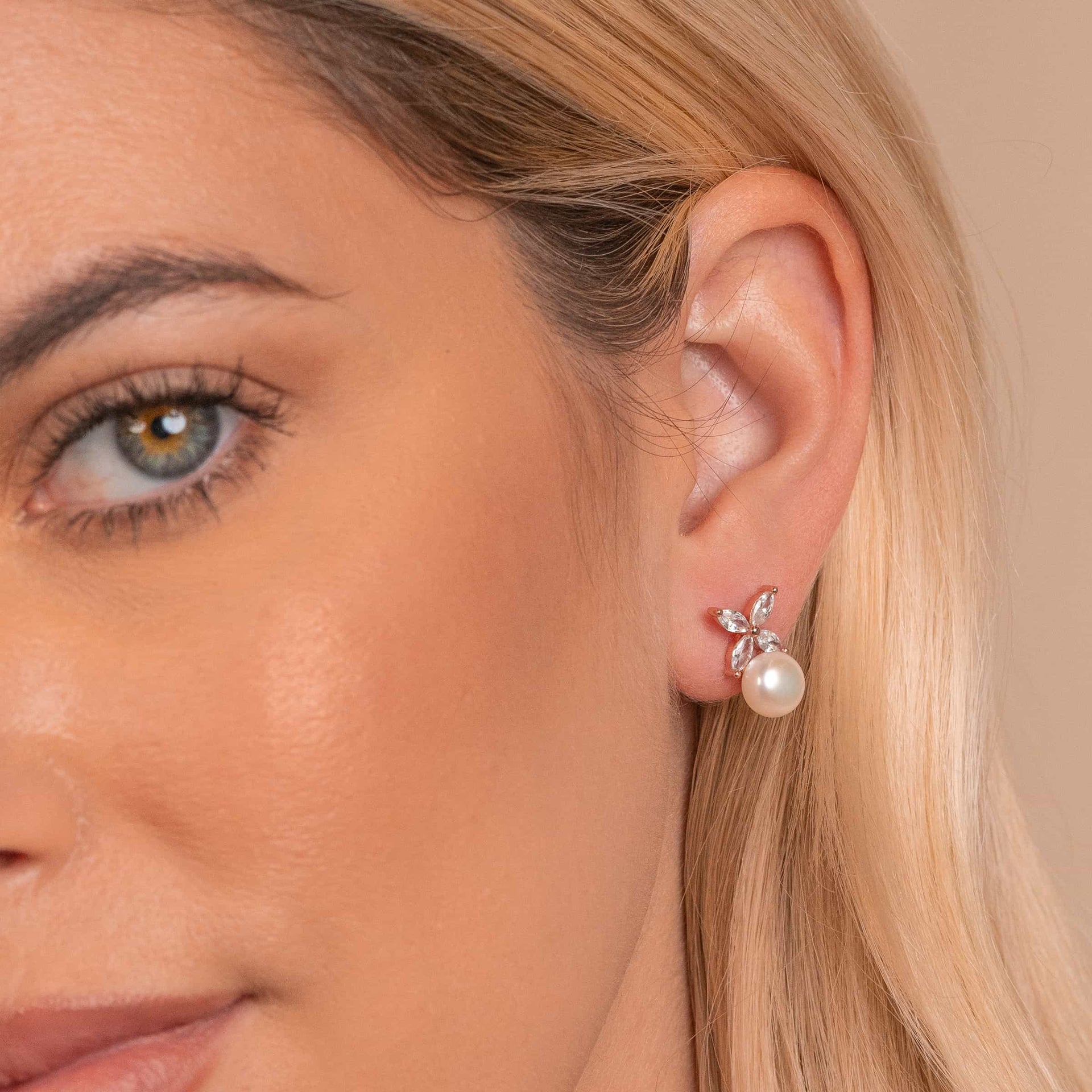 Model wearing rose gold pearl earrings