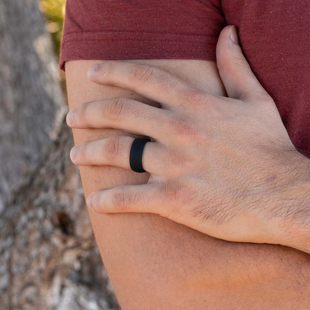 Silicone ring with rounded edges on a male hand